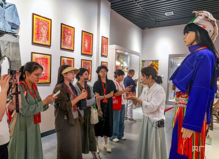 贺州民族文化博物馆讲解员在向观众讲解民族服饰知识（央广网记者  梁瑜琳  摄）