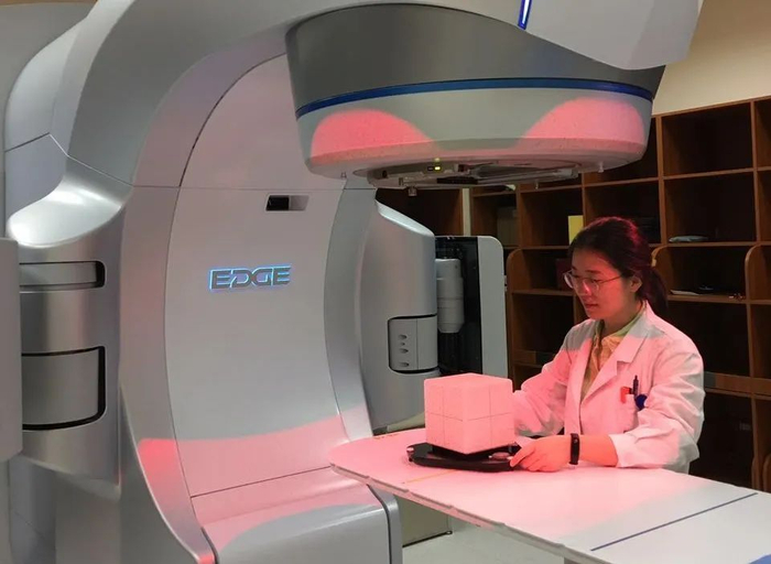 中国医学科学院肿瘤医院放射治疗科医学物理师马攀正在进行加速器光学体表系统质控工作。