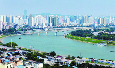 2015年，经过综合整治后的邕江沿岸景观   图片来自《南宁日报》