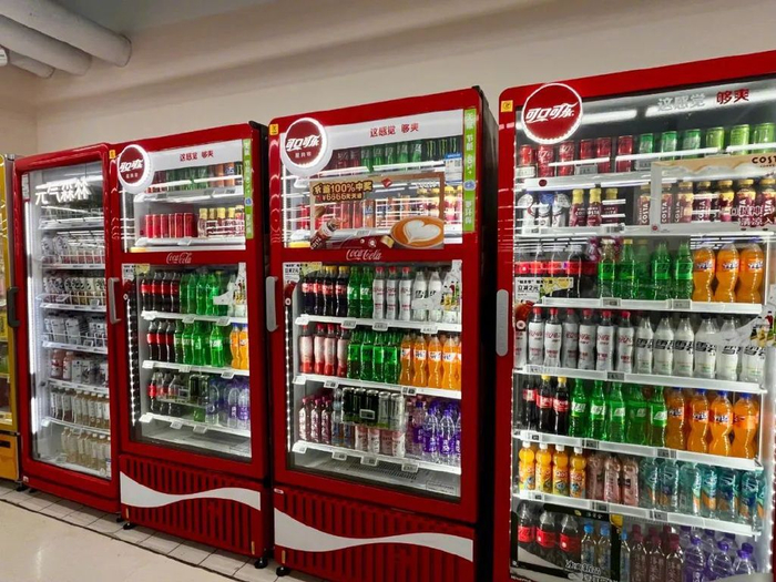 超市里的可口可乐冷藏柜，图/苏影摄