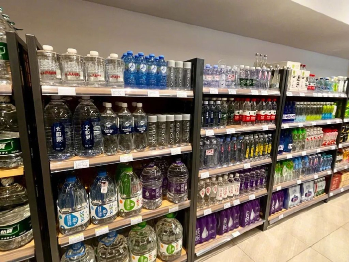 瓶装水货架上看不见冰露，图/苏影摄