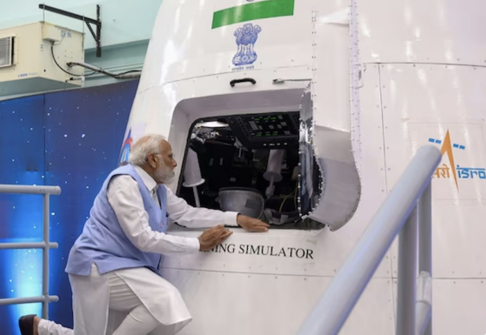 印度总理莫迪参观印度的航天器。（图源：社交媒体）