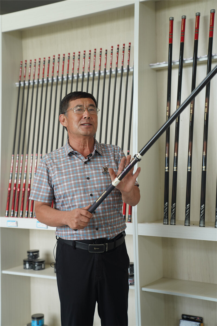9月19日，陈雷展示售卖的鱼竿。 燕赵都市报纵览新闻记者 于在洋 摄