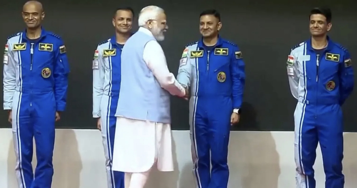 莫迪与准备参与印度载人航天计划的宇航员握手。（图源：社交媒体）