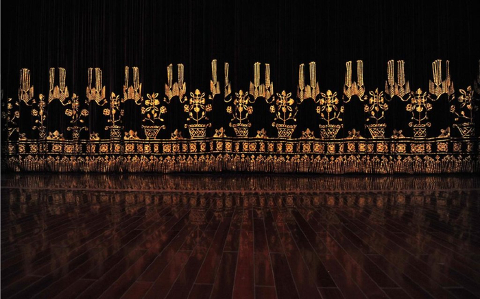 民族文化宫大剧院舞台上巨大的金丝幕布是纯手工织成，全世界只此一件。摄/北京日报记者 和冠欣