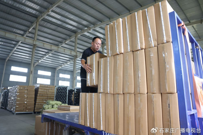   在邢台科帅儿童玩具有限公司，员工忙着装车。新华社记者岳文婷 摄