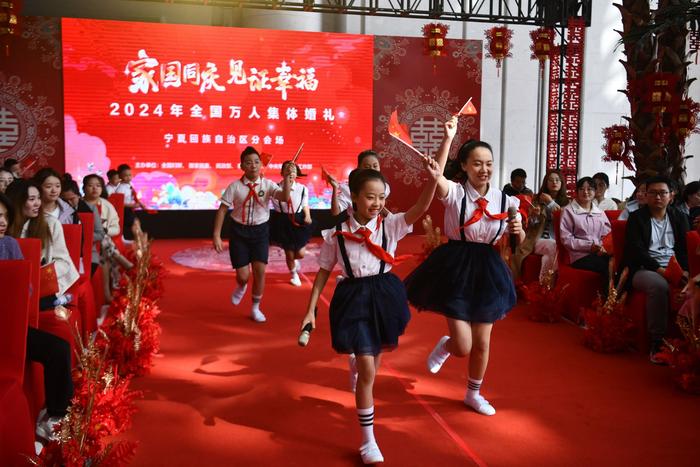 小学生入场送祝福。