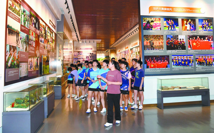 图为学员们在正定国家乒乓球训练基地内的中国乒乓球运动成就展览馆参观学习。本报首席记者 张 震 摄