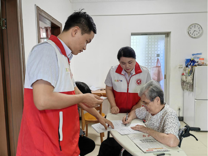 △“先锋代办”党员志愿服务队提供上门代办服务。图源 肇庆高新发布