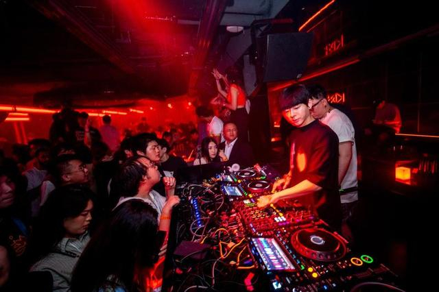 凌晨1点半，“INS复兴乐园”的夜店人气爆满。董天晔 摄 