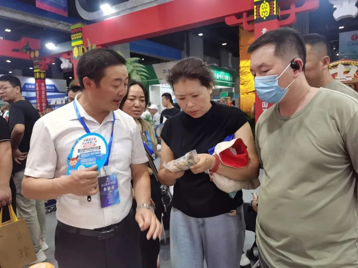 贵州展馆里展商客商正在洽谈产品合作。