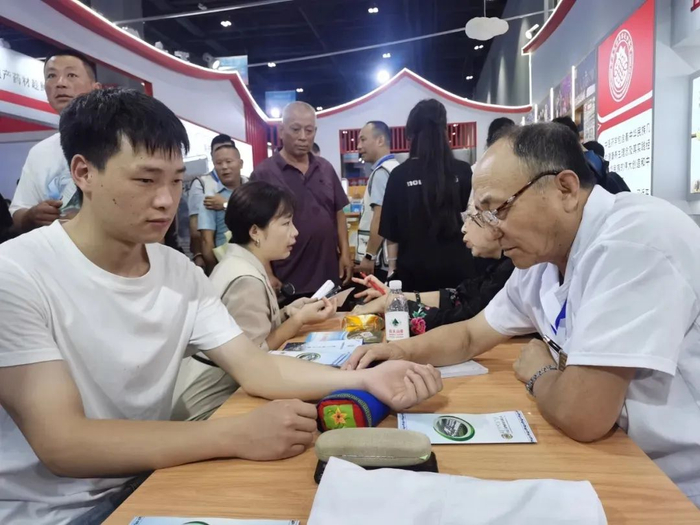 蒙医世家老中医在给市民把脉。