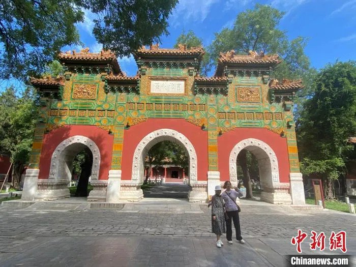 北京国子监内的琉璃牌坊是中国唯一一座专门为教育而设立的牌坊。中新社记者 陈杭 摄