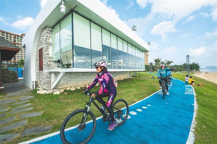 游客在环岛旅游公路琼海博鳌段骑行观光。特约记者 蒙钟德 摄