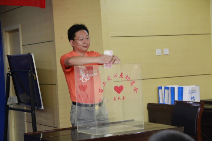 2011年丁利营进行爱心互助金捐赠