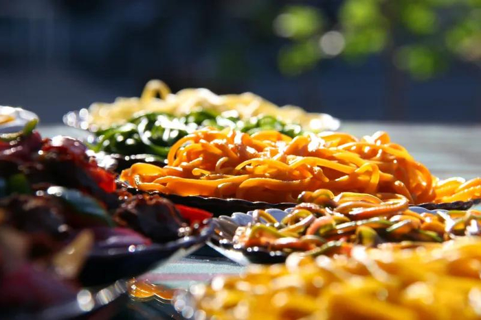 托克逊特色拌面展示（资料图片）。李靖海摄