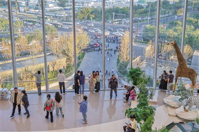 9月22日，首开通州万象汇，市民在巨大玻璃幕墙前打卡。摄影/新京报记者 王子诚 