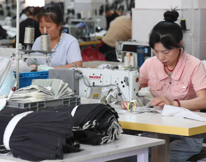 诺玖续服饰生产车间。（通讯员 宋博 摄）