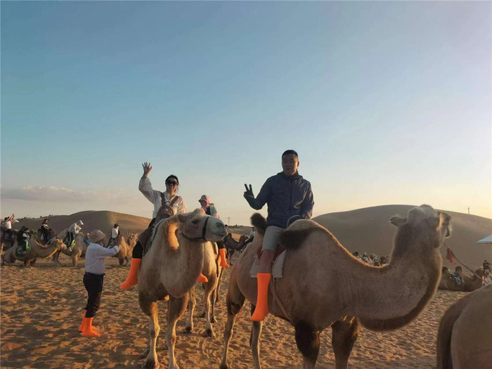 市民在内蒙古银肯塔拉沙漠游玩。（受访者供图）