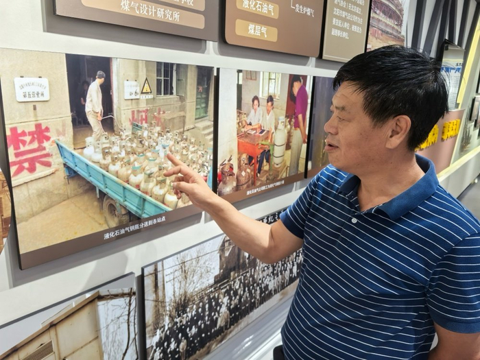 王祖来介绍沈阳燃气公司企业文化馆的展板