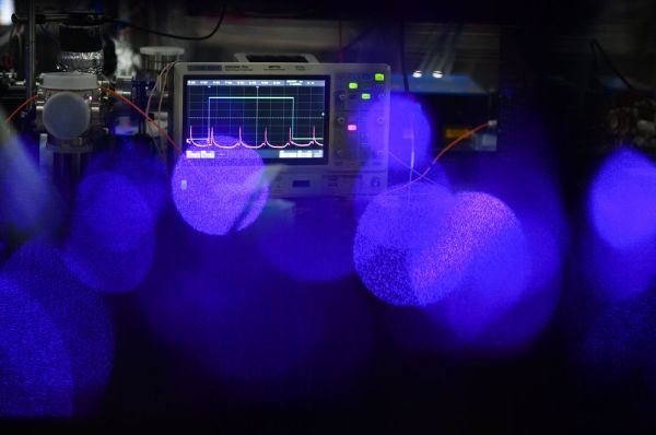 2022年2月7日，在中国科学院国家授时中心空间锶原子光钟实验室，测量仪器显示相关实验信号。新华社记者 张博文 摄