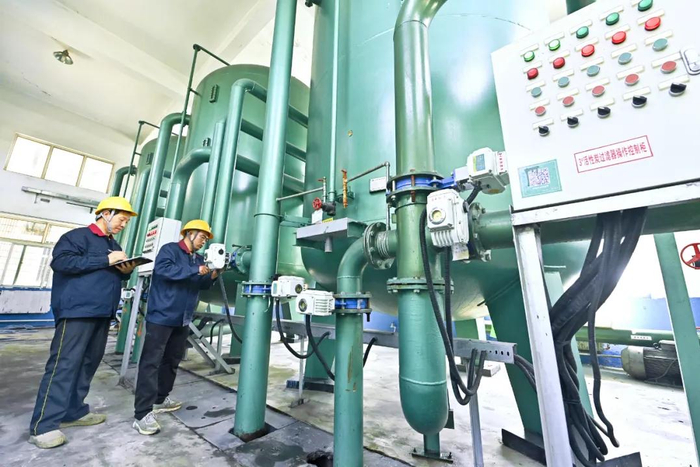 华阳集团新景公司职工在污水处理站检查设备情况