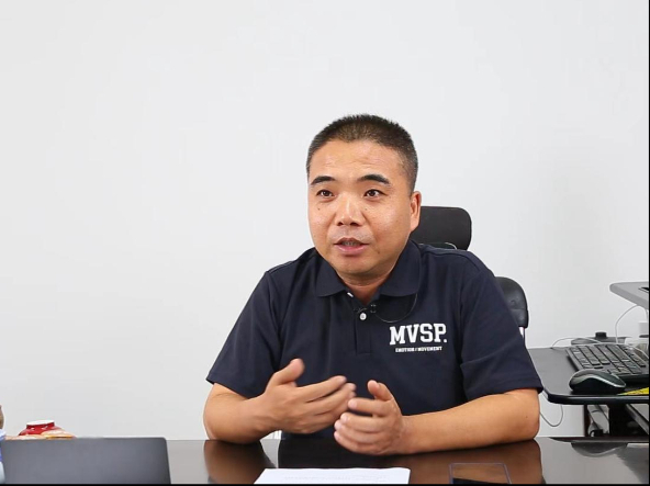 中国连锁经营协会副会长、秘书长王洪涛接受新华网采访（新华网 任禹西摄）