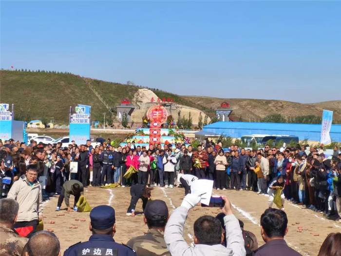 充满丰收喜悦的农牧民。