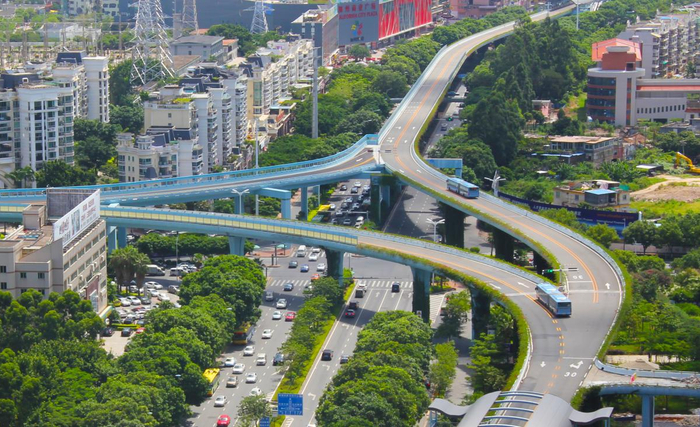 （配图：厦门市快速公交系统（BRT）实景图）