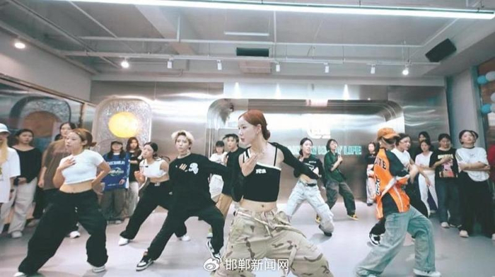 教室里年轻人随音乐舞动。 图片由受访者提供