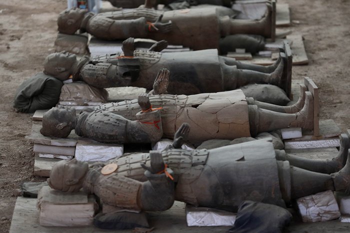 秦始皇帝陵博物院一号兵马俑坑内约埋藏陶俑、陶马6000件