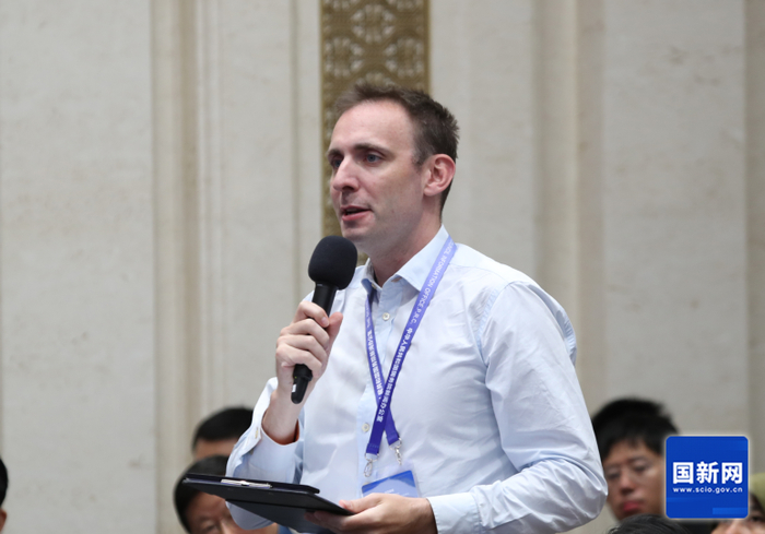 美国国际市场新闻社记者提问（赵一帆 摄）