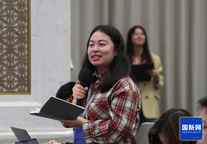 21世纪经济报道记者提问（赵一帆 摄）