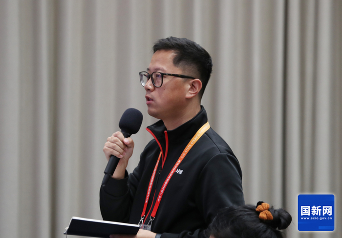 封面新闻记者提问（徐想 摄）