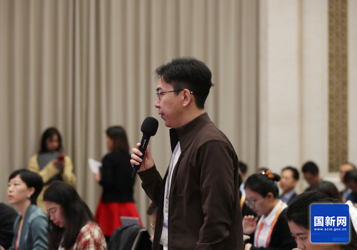 经济日报记者提问（徐想 摄）