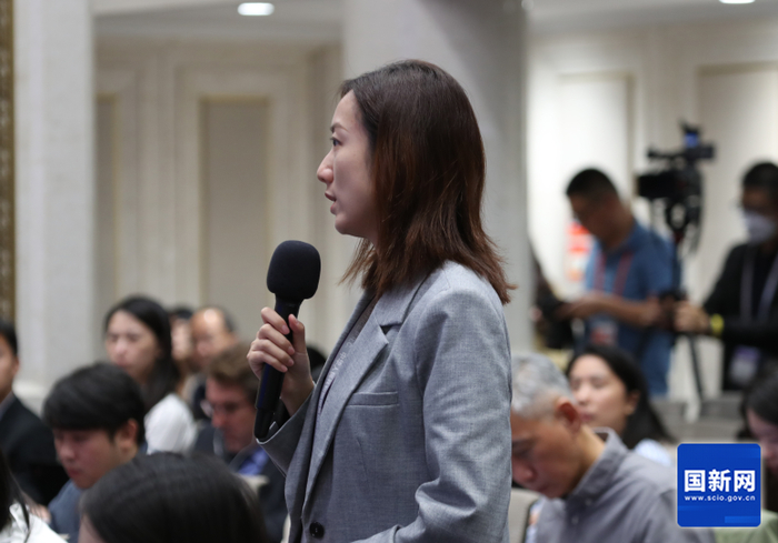 凤凰卫视记者提问（徐想 摄）