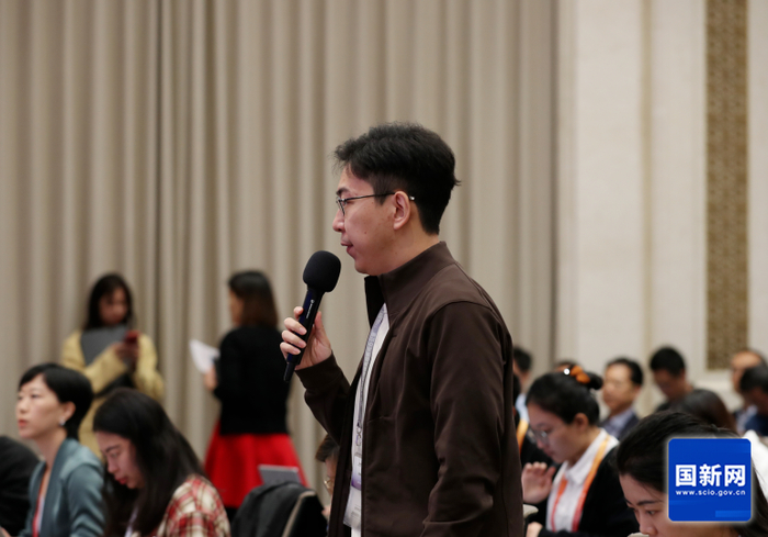 经济日报记者提问（徐想 摄）