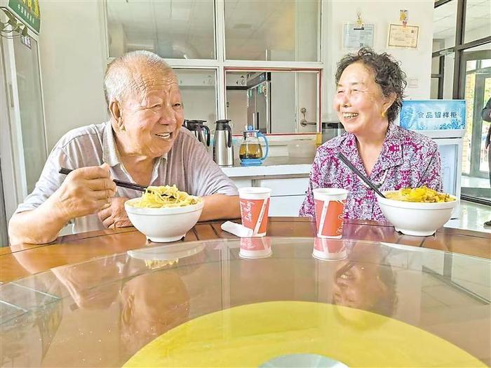 乡村老饭桌的喜和忧