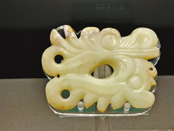 红山龙凤佩。