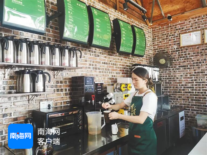文昌市重兴斑兰农庄的咖啡店已经恢复营业。记者 吴岳文 摄