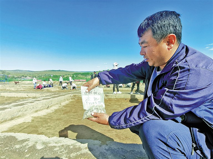 　马鞍桥山遗址考古发掘领队樊圣英在发掘现场。