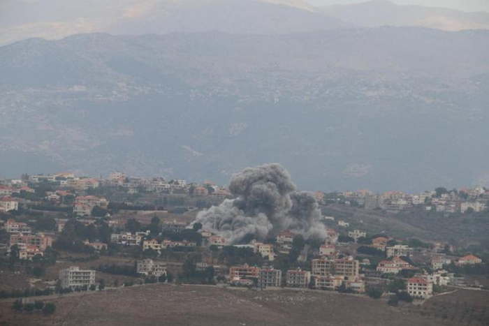 9月23日在黎巴嫩希亚姆拍摄的以色列空袭后升起的浓烟。图源：新华社