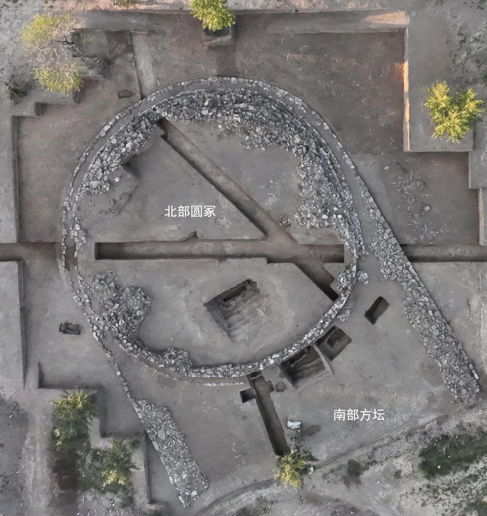 敖汉旗元宝山积石冢遗址由北部圆冢和南部方坛组成。