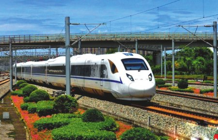 　　2017年7月6日，采用8辆编组的全国首列CRH3A型和谐号动车组驶进成都东站。本报资料图片