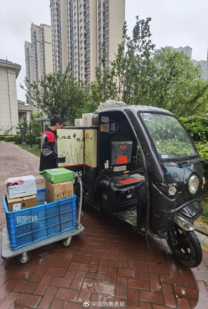 快递小哥在投递快件。耿记安/摄