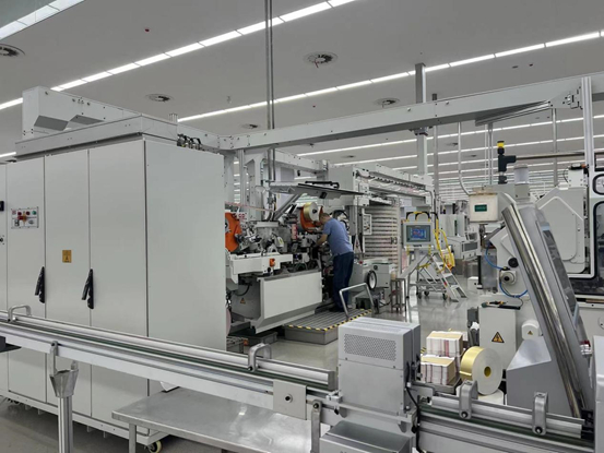 （玉溪卷烟厂就地技改项目的卷包车间。王晓明2024年8月摄）