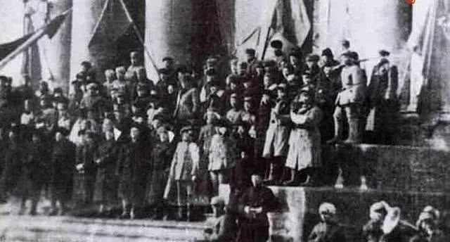 新疆党政军领导和各族各界代表在阅兵台上（今南门“大银行”）检阅部队。资料图片