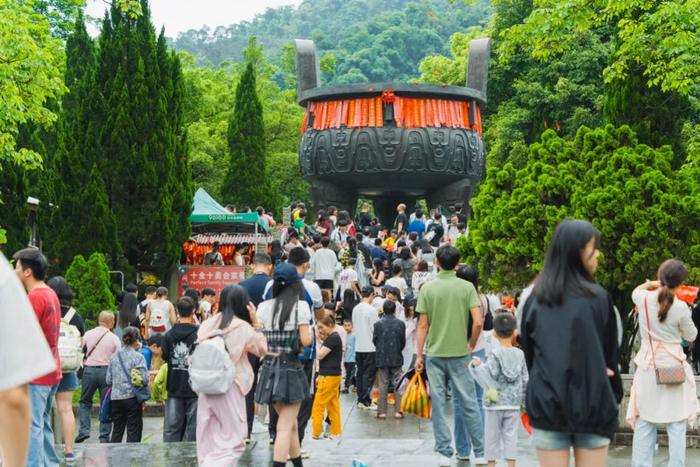 △鼎湖山问鼎祈福火爆“出圈”，众多游客纷纷前来打卡。鼎湖区融媒体中心记者 赖超 摄