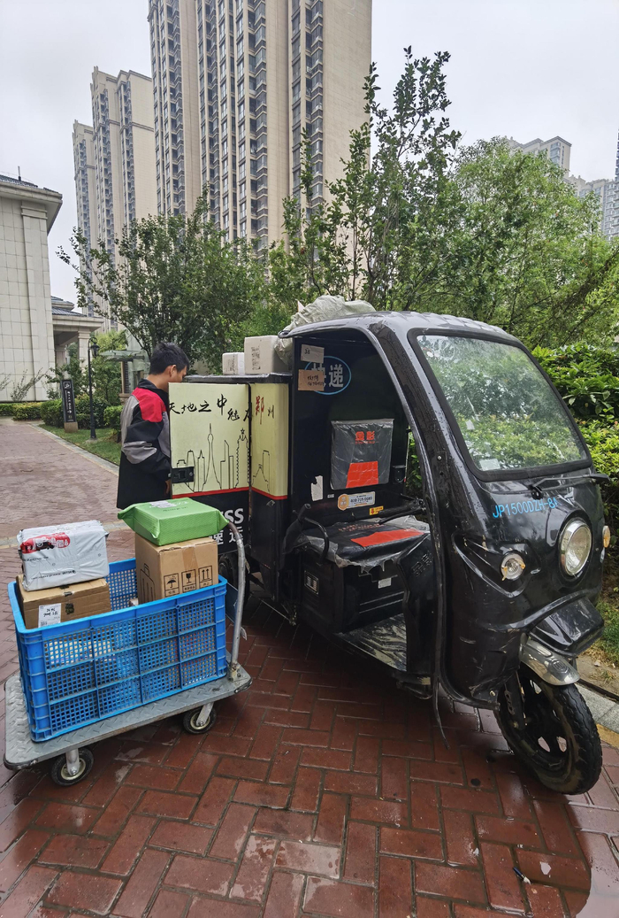 　　快递小哥在投递快件。耿记安/摄