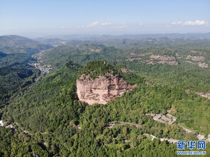 这是9月24日拍摄的麦积山石窟（无人机照片）。新华网发（孙佳伟 摄）